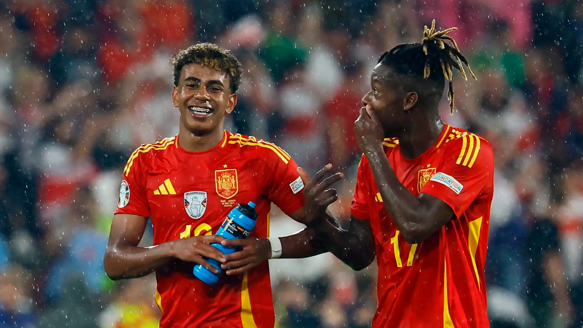 Nico Williams y Lamine Yamal durante un partido con la selección de España.